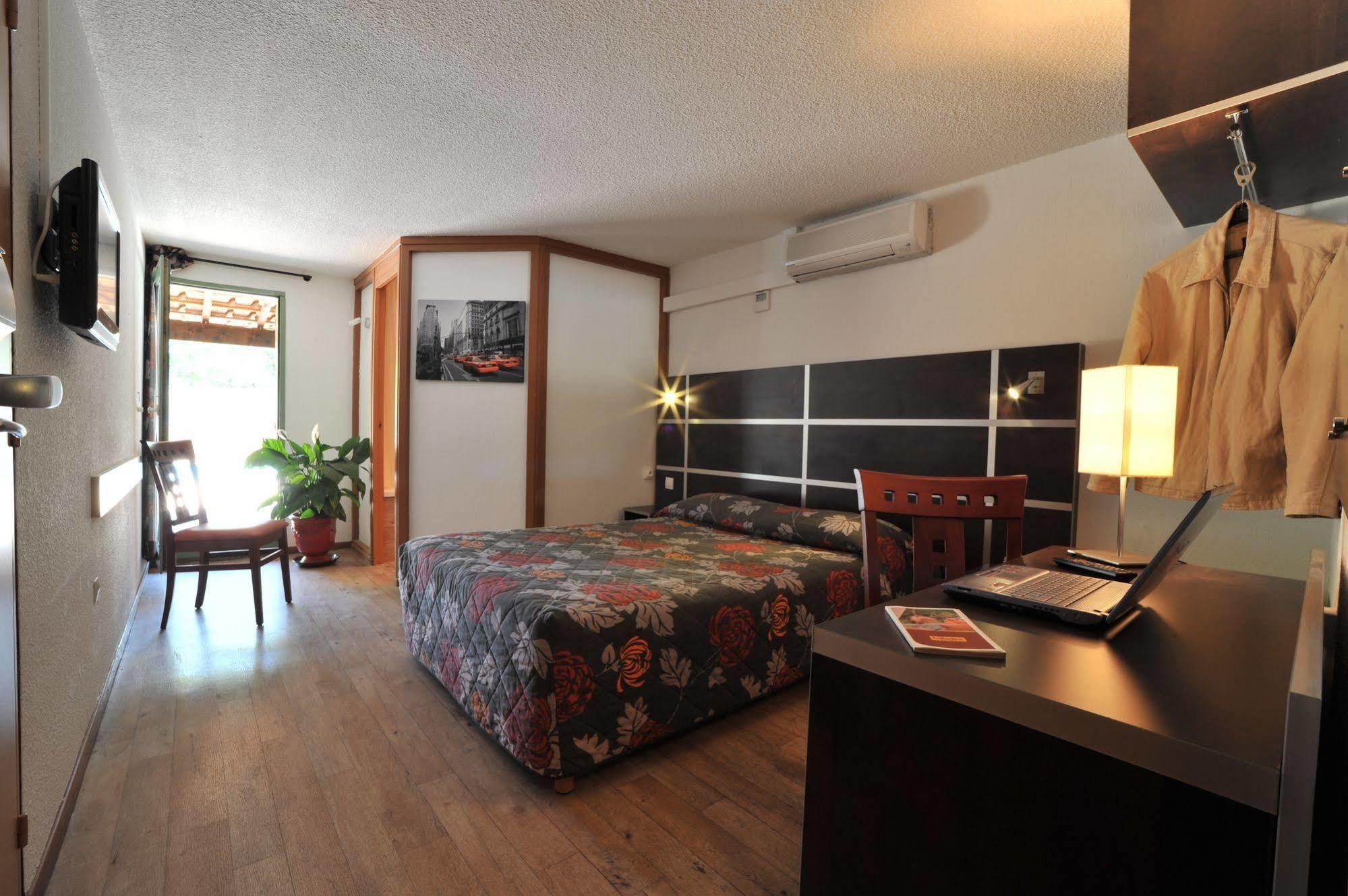 Hotel Au Relais De Trans Draguignan Buitenkant foto