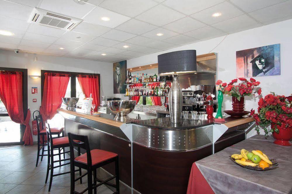 Hotel Au Relais De Trans Draguignan Buitenkant foto